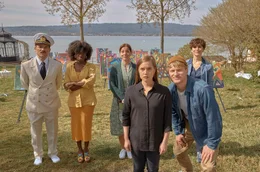 Die Geschwister Maren (Ulrike C. Tscharre, hinten Mitte), Leo (Christina Hecke, hinten links), Mattes (Lucas Prisor, vorne rechts) mit Torsten (Torben Liebrecht, ganz links) und Lissai (Ivy Quainoo, 2.v.l.) sowie Malerin Judith (Anne-Marie Lux, vorne), ihrem Hausgast.