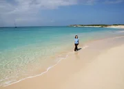 Moderatorin Mona Vetsch bei einem Strandspaziergang.