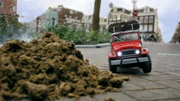 Die geschrumpften Bloms fliehen mit Wiplala vor den gro&szlig;en Menschen mit einem ferngesteuerten Auto.