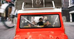 Im ferngesteuerten Auto kommen die Bloms und Wiplala auch als Winzlinge voran. Von links: Johannes (Sasha Mylanus), Nella Della (Kee Ketelaar), Mr. Blom (Peter Paul Muller) und Wiplala (G&eacute;za Weisz).