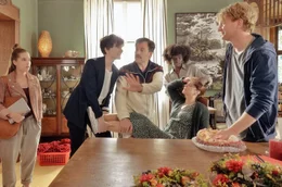 Das war&rsquo;s mit der Torte: Maren (Ulrike C. Tscharre) bekommt einen hysterischen Anfall als Mattes (Lucas Prisor, rechts) in seiner Verbl&uuml;ffung &uuml;ber die Anwesenheit von Judith (Anne-Marie Lux, links) das Prachtst&uuml;ck zerst&ouml;rt. Leo (Christina Hecke, 2.v.l.), Torsten (Torben Liebrecht, Mitte) und Lissai (Ivy Quainoo, 3.v.r.) geben ihr Bestes, um sie zu beruhigen.
