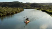 Die Greco-Brasilianische K&uuml;nstlerin Katerina Polemi wandert nicht nur entlang des Fischerpfades, sie l&auml;sst sich auf eigenartige Begegnungen ein. Hier mit dem Naturfotografen Joao Mariano aus dem Dorf Aljezur an der Westk&uuml;ste der Algarve.