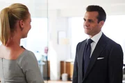 Die Zusammenarbeit an einem Fall bringt Harvey (Gabriel Macht) und Samantha (Katherine Heigl) enger zusammen – und ihre Beziehung vertieft sich auf persönlicher Ebene.