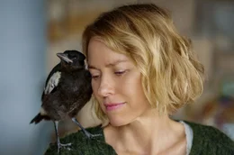 Sam (Naomi Watts) mit dem Vogel Penguin.