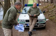 Hubert (Christian Tramitz, links) und Girwidz (Michael Brandner, rechts) sind im Streifenwagen unterwegs, als ihnen plötzlich etwas gegen die Windschutzscheibe fliegt. Das unbekannte Flugobjekt ist eine Matheklausur. Hubert (Christian Tramitz, links) und Girwidz (Michael Brandner, rechts) sind im Streifenwagen unterwegs, als ihnen plötzlich etwas gegen die Windschutzscheibe fliegt. Das unbekannte Flugobjekt ist eine Matheklausur.