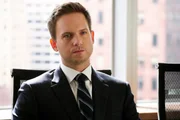 Mike (Patrick J. Adams) hat sich weiter professionalisiert. Während er anfangs als Anwalt stark von seinem Idealismus getrieben war, ist er nun in der Lage, moralische Bedenken beiseite zu lassen, um einen Fall zu gewinnen. Mike (Patrick J. Adams) hat sich weiter professionalisiert. Während er anfangs als Anwalt stark von seinem Idealismus getrieben war, ist er nun in der Lage, moralische Bedenken beiseite zu lassen, um einen Fall zu gewinnen.