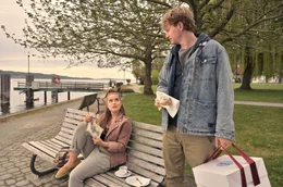 Mattes (Lucas Prisor) ist gleich interessiert, als ihm Judith (Anne-Marie Lux) am Seeufer ins Auge f&auml;llt. Da ahnt er noch nicht, dass sie Gast seiner Eltern ist.