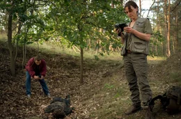 Eine weitere Leiche! Falk Laue (Jacob Matschenz, li.) und Sara Jahnke (Maria Simon, re.) sind am Tatort.