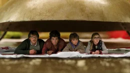 Papa Blom (Peter Paul Muller), Wiplala (G&eacute;za Weisz), Johannes (Sasha Mylanus) und Nella Della (Kee Ketelaar) sind geschrumpft.
