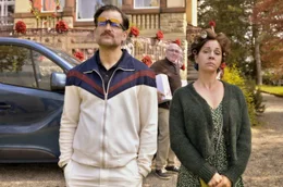 Torsten (Torben Liebrecht) und Maren (Ulrike C. Tscharre) haben alles f&uuml;r das Fest zu Ehren der Eltern organisiert, da w&auml;re es doch fein, wenn der Rest der Familie sie mal ein wenig unterst&uuml;tzen w&uuml;rden. Zum Beispiel bei Herrn Heinrich (Jo Jung, im Hintergrund), dem Caterer.