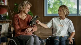 Sam (Naomi Watts, li.) freut sich &uuml;ber Penguin Bloom.