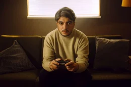 Crunch - Traum und Albtraum in der Gaming-Industrie - In &raquo;Crunch&laquo; erz&auml;hlen Entwickler:innen nicht nur von ihrer Liebe zu Games &ndash; sondern auch von den oft ausbeuterischen Strukturen in der gr&ouml;&szlig;ten Unterhaltungsindustrie der Welt. Host Khesrau Behroz
