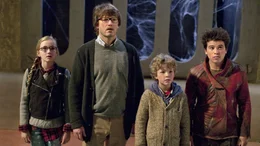 Familie Blom v.l.: Nella Della (Kee Ketelaar), Papa Blom (Peter Paul Muller) und Johannes (Sasha Mylanus) mit Wiplala (G&eacute;za Weisz)