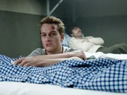 Cornelis "Conny" Schmidt (Alexander Fehling) fragt Ralfi, wie er Kontakt mit HH aufnehmen kann.