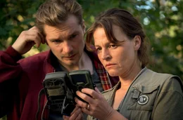 Wildkamera: Kommissar Laue (Jacob Matschenz, li.) und Sara Jahnke (Maria Simon, re.) sichten die Aufnahmen.