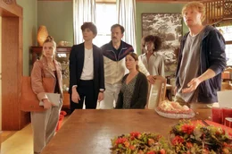 Familienerbe - Mit pointierten Dialogen und viel Humor decouvriert die Tragikom&Atilde;&para;die &Acirc;&raquo;Familienerbe&Acirc;&laquo; eine Patchworkfamilie, in der um ein Haus, um Lebensentw&Atilde;&frac14;rfe und Diversit&Atilde;&curren;t gerungen wird. &acirc;&euro;žFamilienerbe&acirc;&euro;&oelig;: Mitten im ohnehin schon chaotischen Countdown zum Familienfest erfahren Maren (Ulrike C. Tscharre, 3.v.r.), Leo (Christina Hecke, 2.v.l.) und Mattes (Lucas Prisor, rechts), sowie Judith (Anne-Marie Lux, links), Torsten (Torben Liebrecht, 3.v.l.) und Lissai (Iry Quainoo, 3.v.r.) dass die Eltern verungl&Atilde;&frac14;ckt und vermutlich tot sind.  voraussichtlich April 2022 im Ersten und in der ARD Mediathek