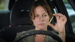 Wildh&uuml;terin Sara Jahnke (Maria Simon) kennt sich bestens mit Waffen aus.