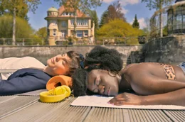 Leo (Christina Hecke, links) hat ihre Studentin Lissai (Ivy Quainoo), mit der sie auch eine bisher in der Familien nicht kommunizierte Beziehung verbindet, mit ins Familienheim am Bodensee gebracht.