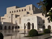 Die Architektur der Hauptstadt verbindet Tradition und Moderne – ein beeindruckendes Beispiel dafür ist das „Royal Opera House Muscat“. Die Architektur der Hauptstadt verbindet Tradition und Moderne – ein beeindruckendes Beispiel dafür ist das „Royal Opera House Muscat“.