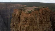 Die Greco-Brasilianische K&uuml;nstlerin Katerina Polemi wandert entlang des Fischerpfades. Die gesch&uuml;tzte, wilde Natur ist einem Garten Edens gleich, von grandiosen Schiefer- und Kalksteinfelsen eingerahmt.