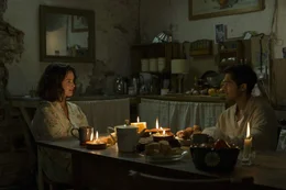 Marguerite (Charlotte Le Bon) und Hassan (Manish Dayal)