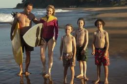 Sam (Naomi Watts, 2. v. li.) und Cameron (Andrew Lincoln, li.) mit ihren S&ouml;hnen Noah (Griffin Murray-Johnston, 2. v. re.), Oli (Abe Clifford-Barr, Mitte) und Rueben (Felix Cameron, re.).