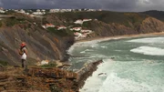 Die Greco-Brasilianische K&uuml;nstlerin Katerina Polemi wandert nicht nur entlang des Fischerpfades, sie l&auml;sst sich auf eigenartige Begegnungen ein. Hier im Dorf Arrifana, ein Surfspot an der Westk&uuml;ste der Algarve.
