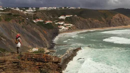 Die Greco-Brasilianische K&uuml;nstlerin Katerina Polemi wandert nicht nur entlang des Fischerpfades, sie l&auml;sst sich auf eigenartige Begegnungen ein. Hier im Dorf Arrifana, ein Surfspot an der Westk&uuml;ste der Algarve.