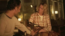 Cameron (Andrew Lincoln) unterst&uuml;tzt seine Frau Sam (Naomi Watts).