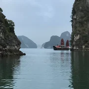 Die Halong-Bucht im Norden Vietnams ist für ihr smaragdgrünes Wasser und fast 2000 malerische Kalksteininseln bekannt.