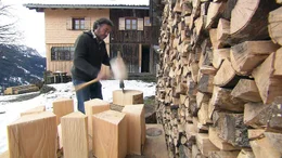 Holzhacken.