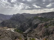 Oman hat den Ruf als trockener Wüstenstaat. Doch auf dem etwa 2.000 Meter hohen Saiq-Plateau des Jebel Akhdar säumen Gärten die Berghänge. Oman hat den Ruf als trockener Wüstenstaat. Doch auf dem etwa 2.000 Meter hohen Saiq-Plateau des Jebel Akhdar säumen Gärten die Berghänge.