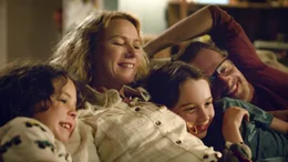 Sam (Naomi Watts, 2. v. li.) und Cameron (Andrew Lincoln, re.) kuscheln mit ihren Kindern Noah (Griffin Murray-Johnston, 2. v. re.) und Rueben (Felix Cameron, li.).