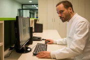 Um schnellst m&ouml;glich herauszufinden, um welche Vergiftung es sich bei dem Opfer handelt, recherchiert Leo Oswald (Wanja Mues) verdeckt in der Klinik.