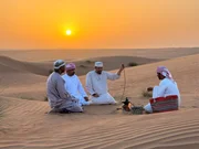 Bald ist Sonnenuntergang und es ist Zeit für einen „Kahwa“ – einen omanischen Kaffee, der oft mit Kardamom aromatisiert wird. Bald ist Sonnenuntergang und es ist Zeit für einen „Kahwa“ – einen omanischen Kaffee, der oft mit Kardamom aromatisiert wird.