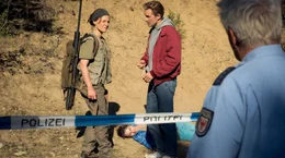 Wildh&uuml;terin Sara Jahnke (Maria Simon, li.), Kommissar Laue (Jacob Matschenz, Mitte) und Polizist Jahnke (J&ouml;rg Sch&uuml;ttauf, re.) schauen sich die Leiche (Romina K&uuml;per, unten) an.