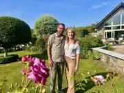 Kilgar House Gardens: Karl Ploberger mit Paula Byrne. Ein wahres Rosenparadies und viele aufregende Themeng&auml;rten machen dieses bl&uuml;hende Juwel aus. Geschaffen hat diesen drei Hektar gro&szlig;en Garten die Innenarchitektin Paula Byrne.