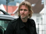 Varg Veum (Trond Espen Seim) soll das gestohlene Auto eines reichen Restaurantbesitzers finden. Varg Veum (Trond Espen Seim) soll das gestohlene Auto eines reichen Restaurantbesitzers finden.