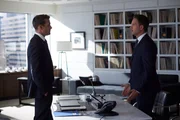 Harvey (Gabriel Macht,l.) denkt über die Zukunft der Kanzlei nach und sucht nach neuen Führungspersönlichkeiten – darunter auch Mike (Patrick J. Adams).