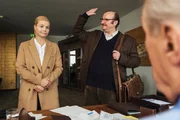 High Five: Ella (Annette Frier) und Kollkamp (Rainer Reiners) haben Friedrich Teetz ausgetrickst.