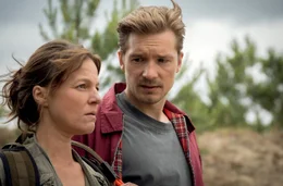 Sie arbeiten zusammen: Falk Laue (Jacob Matschenz, re.) und Sara Jahnke (Maria Simon, li.).