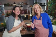 Bettina Tietjen und Elena Uhlig (l.) bereiten ein Schweizer Käsefondue mit dreierlei Käsesorten zu. Bettina Tietjen und Elena Uhlig (l.) bereiten ein Schweizer Käsefondue mit dreierlei Käsesorten zu.