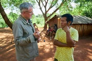 Moderator Christopher Clark im Gespräch mit einem Häuptling der Guaraní, Bernadino Duarte.