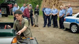 Wildh&uuml;terin Sara Jahnke (Maria Simon, vorne) f&uuml;rchtet eine Jagd auf die W&ouml;lfe.