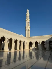 Die Sultan-Qaboos-Moschee vereint auf prachtvolle Weise islamische und omanische Architektur. Die Sultan-Qaboos-Moschee vereint auf prachtvolle Weise islamische und omanische Architektur.