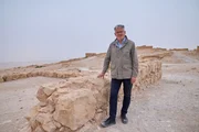 Christopher Clark vor den Resten der Felsenfestung von Masada in Israel