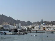 Der historische Hafen von Muttrah erinnert an vergangene Jahrhunderte, in denen die Portugiesen hier Anker warfen und die Stadt zu einem wichtigen Handelspunkt machte. Der historische Hafen von Muttrah erinnert an vergangene Jahrhunderte, in denen die Portugiesen hier Anker warfen und die Stadt zu einem wichtigen Handelspunkt machte.