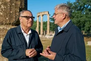 Regisseur und Autor Gero von Boehm im Gespräch mit Moderator Christopher Clark beim Dreh der „Welten-Saga: Die Schätze Griechenlands und der Türkei”. Regisseur und Autor Gero von Boehm im Gespräch mit Moderator Christopher Clark beim Dreh der „Welten-Saga: Die Schätze Griechenlands und der Türkei”.