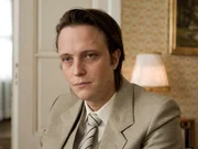 Andy (August Diehl) wird mit einer Tonbandaufnahme konfrontiert.