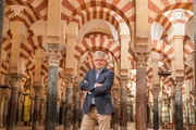 Christopher Clark zwischen den Säulen der Mezquita in Cordoba  eine Moschee, die in eine Kirche umgewandelt wurde. Christopher Clark zwischen den Säulen der Mezquita in Cordoba  eine Moschee, die in eine Kirche umgewandelt wurde.